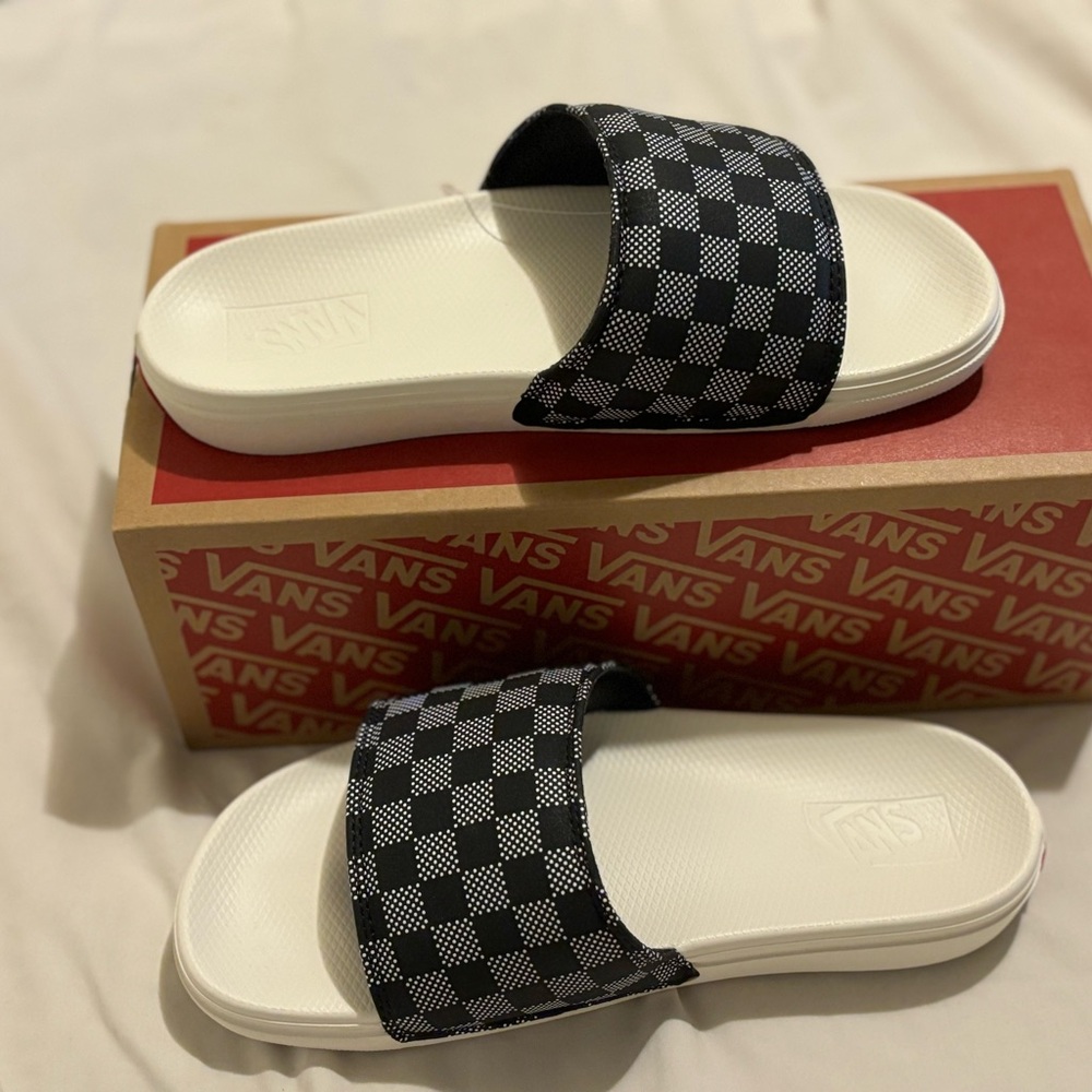 New women Vans slides in excellent condition